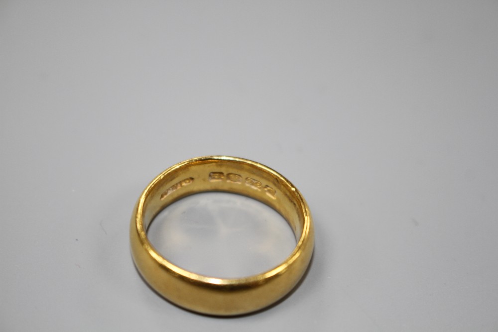 A George V 22ct gold wedding band, size N, weight 8.9 grams.